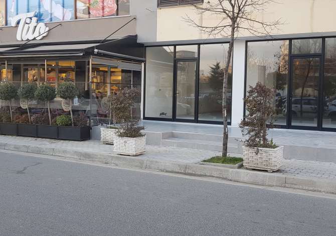 Jepet me qera dyqani 145 m2 prane Maternitetit te Ri, Brryl