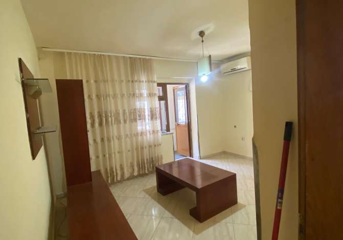 Shitet Ambient per biznese te ndryshme Tek Joena 21 Dhjetor, buze rruges kryesore