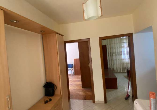 Shitet Ambient per biznese te ndryshme Tek Joena 21 Dhjetor, buze rruges kryesore