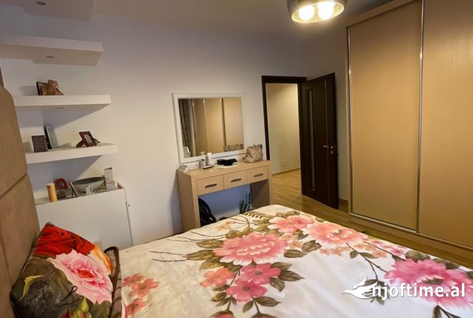 Shtepi ne shitje Apartament ne Tirane, 2+1, Mobilimi E mobiluar, Pagesa 225,000  Euro.