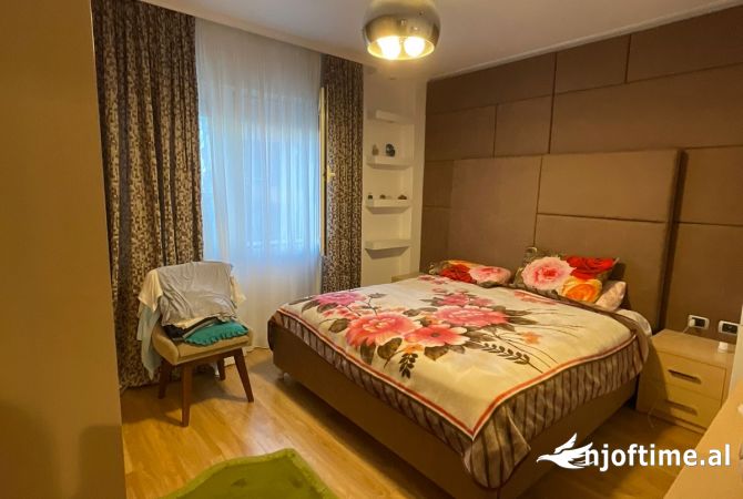 Shtepi ne shitje Apartament ne Tirane, 2+1, Mobilimi E mobiluar, Pagesa 225,000  Euro.