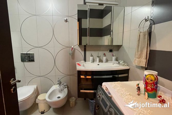 Shtepi ne shitje Apartament ne Tirane, 2+1, Mobilimi E mobiluar, Pagesa 225,000  Euro.