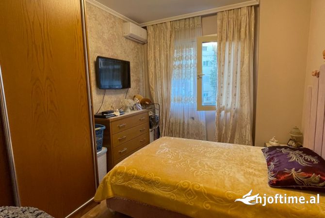 Shtepi ne shitje Apartament ne Tirane, 2+1, Mobilimi E mobiluar, Pagesa 225,000  Euro.