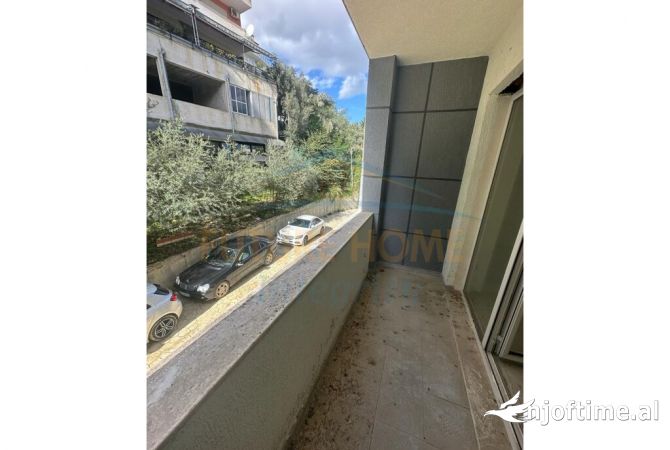 Shtepi ne shitje Apartament ne Tirane, 3+1, Mobilimi Bosh, pa mobiluar, Pagesa 220,000  Euro.