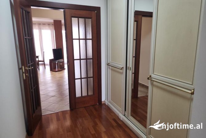 Shtepi me qera Apartament ne Tirane, 2+1, Mobilimi E mobiluar, Pagesa 1,200  Euro.