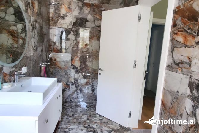 Shtepi ne shitje Apartament ne Tirane, 2+1, Mobilimi E mobiluar, Pagesa 210,000  Euro.