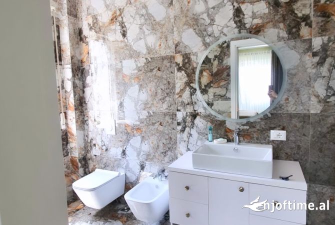 Shtepi ne shitje Apartament ne Tirane, 2+1, Mobilimi E mobiluar, Pagesa 210,000  Euro.