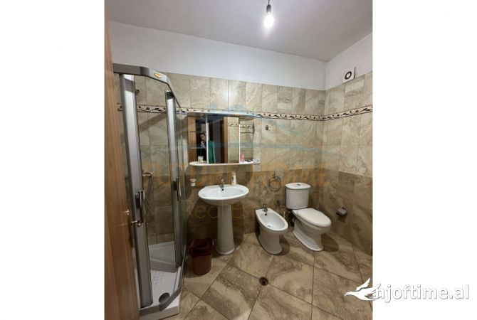 Shtepi ne shitje Apartament ne Tirane, 2+1, Mobilimi E mobiluar, Pagesa 120,000  Euro.