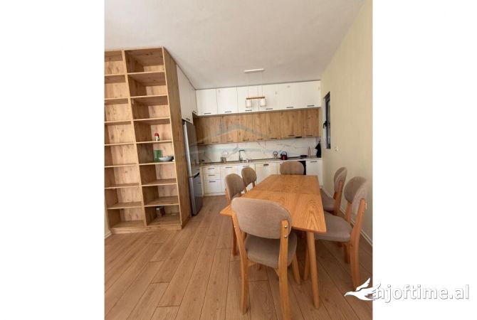 Shtepi me qera Apartament ne Tirane, 2+1, Mobilimi E mobiluar, Pagesa 1,000  Euro.