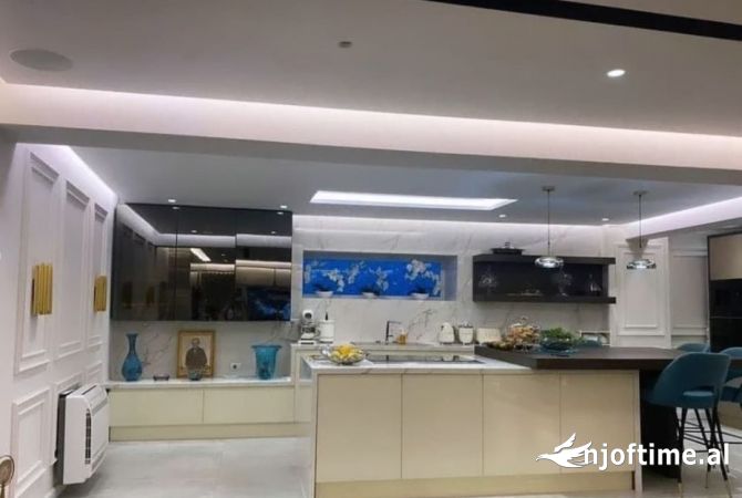 Shtepi me qera Vila Luksoze ne Tirane, 3+1, Mobilimi E mobiluar, Pagesa 4,000  Euro.