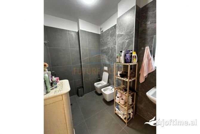 Shtepi ne shitje Apartament ne Tirane, 2+1, Mobilimi E mobiluar, Pagesa 99,000  Euro.