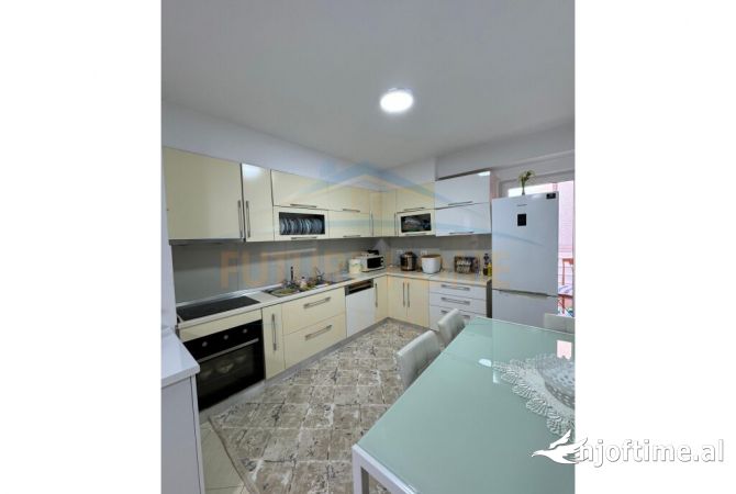 Shtepi ne shitje Apartament ne Tirane, 3+1, Mobilimi E mobiluar, Pagesa 180,000  Euro.