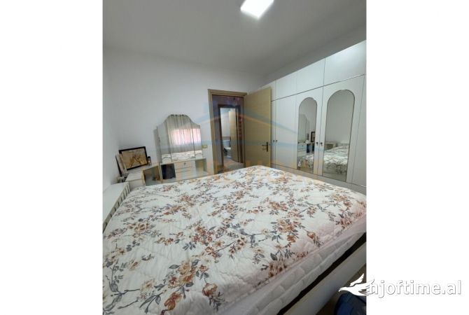 Shtepi ne shitje Apartament ne Tirane, 3+1, Mobilimi E mobiluar, Pagesa 180,000  Euro.