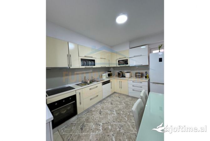 Shtepi ne shitje Apartament ne Tirane, 3+1, Mobilimi E mobiluar, Pagesa 180,000  Euro.