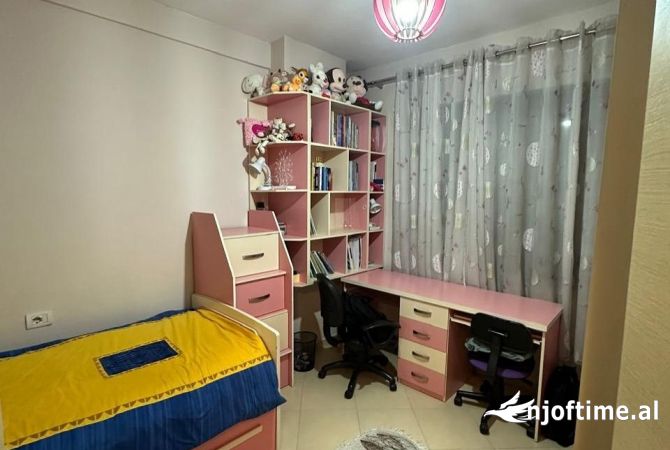 Shtepi ne shitje Apartament ne Tirane, 3+1, Mobilimi E mobiluar, Pagesa 139,900  Euro.