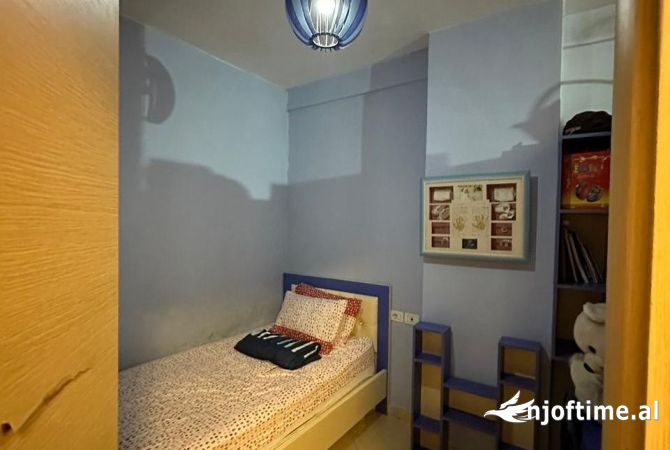 Shtepi ne shitje Apartament ne Tirane, 3+1, Mobilimi E mobiluar, Pagesa 139,900  Euro.