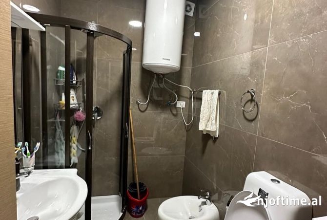 Shtepi ne shitje Apartament ne Tirane, 3+1, Mobilimi E mobiluar, Pagesa 139,900  Euro.