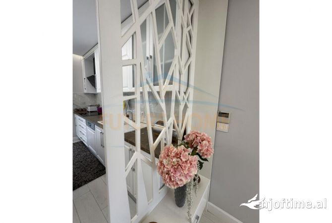 Shtepi me qera Apartament ne Tirane, 3+1, Mobilimi E mobiluar, Pagesa 1,300  Euro.