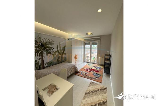 Shtepi me qera Apartament ne Tirane, 3+1, Mobilimi E mobiluar, Pagesa 1,300  Euro.