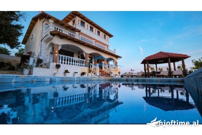 Shtepi ne shitje Vila Luksoze ne Durres, 5+1, Mobilimi E mobiluar, Pagesa 1,600,000  Euro.