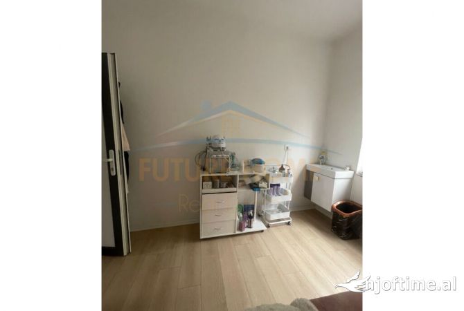 Shtepi me qera Apartament ne Tirane, 2+1, Mobilimi Bosh, pa mobiluar, Pagesa 800  Euro.