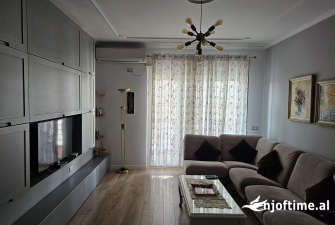 Shtepi ne shitje Apartament ne Tirane, 2+1, Mobilimi E mobiluar, Pagesa 190,000  Euro.