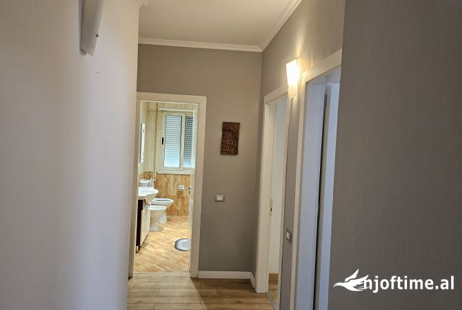 Shtepi ne shitje Apartament ne Tirane, 2+1, Mobilimi E mobiluar, Pagesa 190,000  Euro.