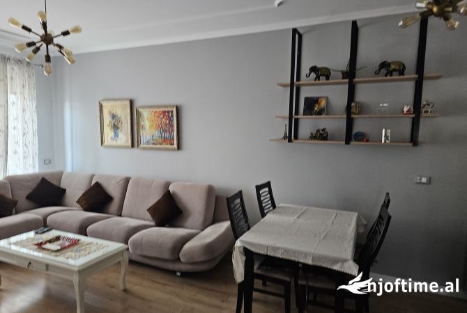 Shtepi ne shitje Apartament ne Tirane, 2+1, Mobilimi E mobiluar, Pagesa 190,000  Euro.