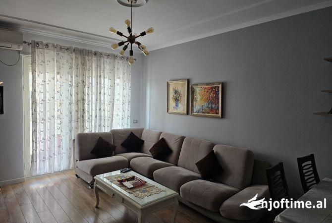 Shtepi ne shitje Apartament ne Tirane, 2+1, Mobilimi E mobiluar, Pagesa 190,000  Euro.