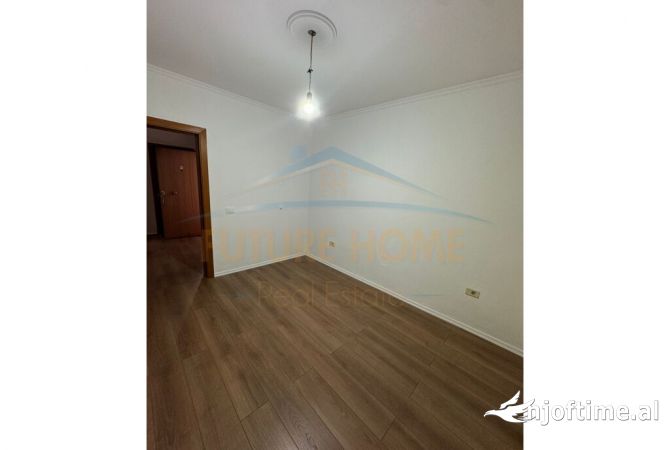 Shtepi me qera Apartament ne Tirane, 3+1, Mobilimi Bosh, pa mobiluar, Pagesa 700  Euro.