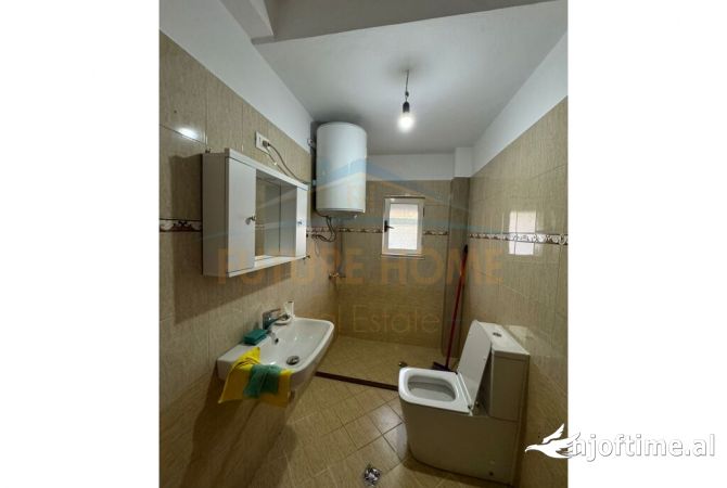 Shtepi me qera Apartament ne Tirane, 3+1, Mobilimi Bosh, pa mobiluar, Pagesa 700  Euro.