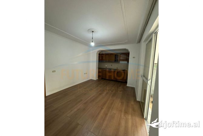 Shtepi me qera Apartament ne Tirane, 3+1, Mobilimi Bosh, pa mobiluar, Pagesa 700  Euro.