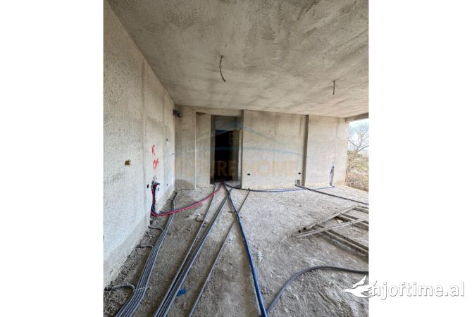 Shtepi ne shitje Apartament ne Durres, 1+1, Mobilimi Bosh, pa mobiluar, Pagesa 155,000  Euro.