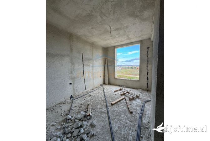 Shtepi ne shitje Apartament ne Durres, 1+1, Mobilimi Bosh, pa mobiluar, Pagesa 155,000  Euro.