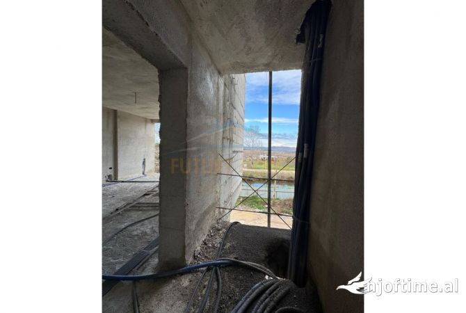 Shtepi ne shitje Apartament ne Durres, 1+1, Mobilimi Bosh, pa mobiluar, Pagesa 155,000  Euro.