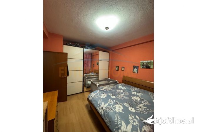 Shtepi ne shitje Papafingo(kati i catise) ne Tirane, 3+1, Mobilimi E mobiluar, Pagesa 280,000  Euro.