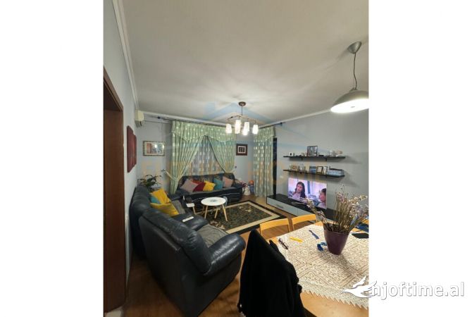 Shtepi ne shitje Papafingo(kati i catise) ne Tirane, 3+1, Mobilimi E mobiluar, Pagesa 280,000  Euro.