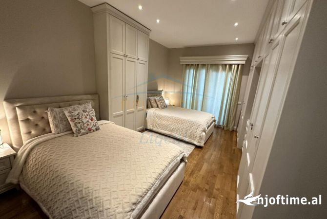 Shtepi ne shitje Penthose(kati i fundit panoramik) ne Tirane, 3+1, Mobilimi E mobiluar, Pagesa 475,000  Euro.