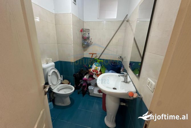 Shtepi ne shitje Apartament ne Tirane, 2+1, Mobilimi E mobiluar, Pagesa 130,000  Euro.