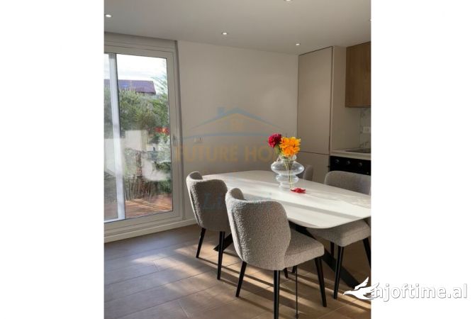 Shtepi ne shitje Duplex(shtepi me 2 kate) ne Tirane, 1+1, Mobilimi E mobiluar, Pagesa 105,000  Euro.