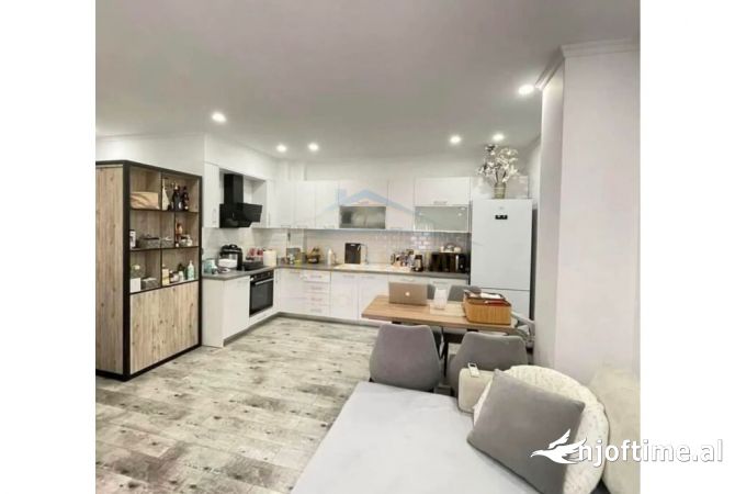 Shtepi ne shitje Apartament ne Tirane, 2+1, Mobilimi E mobiluar, Pagesa 145,000  Euro.