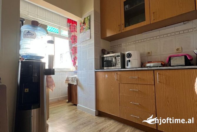 Shtepi ne shitje Apartament ne Tirane, 2+1, Mobilimi E mobiluar, Pagesa 135,000  Euro.