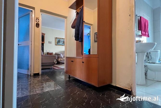 Shtepi ne shitje Apartament ne Tirane, 2+1, Mobilimi E mobiluar, Pagesa 135,000  Euro.