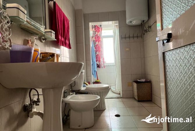 Shtepi ne shitje Apartament ne Tirane, 2+1, Mobilimi E mobiluar, Pagesa 135,000  Euro.