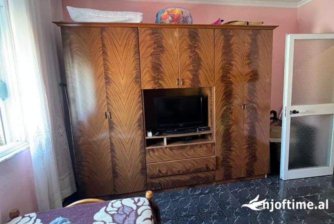 Shtepi ne shitje Apartament ne Tirane, 2+1, Mobilimi E mobiluar, Pagesa 135,000  Euro.