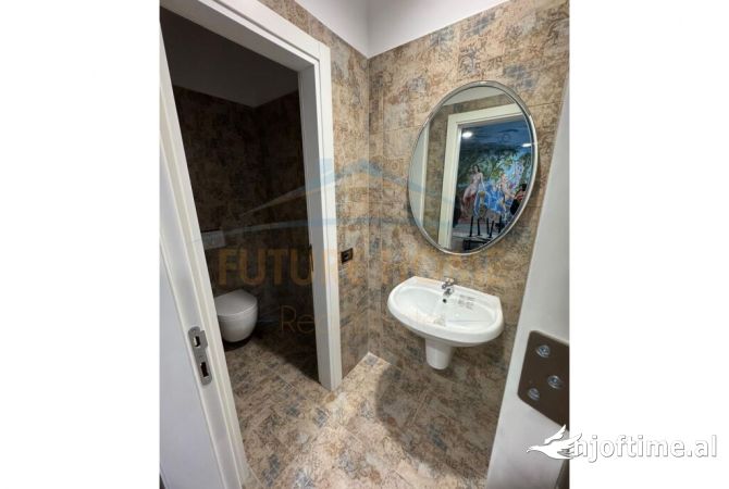 21 Dhjetori Qira, Ambient Biznesi, 