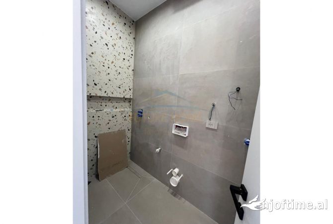 Shtepi ne shitje Vila Luksoze ne Tirane, 3+1, Mobilimi Bosh, pa mobiluar, Pagesa 850,000  Euro.