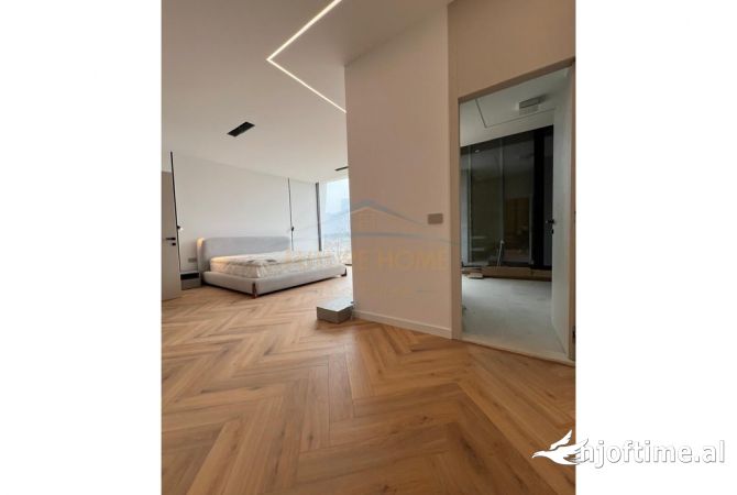 Shtepi ne shitje Vila Luksoze ne Tirane, 3+1, Mobilimi Bosh, pa mobiluar, Pagesa 850,000  Euro.