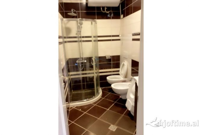 Shtepi ne shitje Apartament ne Tirane, 4+1, Mobilimi E mobiluar, Pagesa 203,000  Euro.