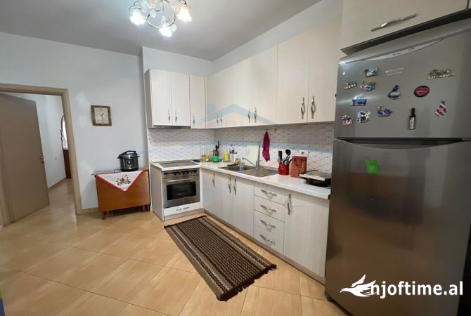 Shtepi ne shitje Apartament ne Tirane, 2+1, Mobilimi E mobiluar, Pagesa 135,000  Euro.